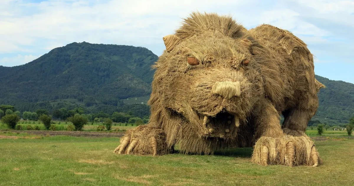 Los campos japoneses son invadidos por gigantes animales de paja tras la cosecha del arroz