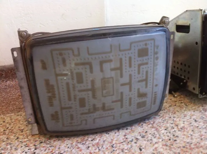 Pantalla de un arcade que ha visto mucho Pacman