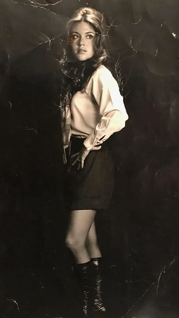 Mi Abuela Haciendo De Modelo Con Su Uniforme De Azafata - 1972