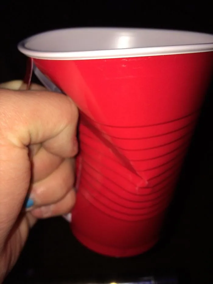 Rompe Una Tira En El Vaso De Plástico Para Hacer Un Cómodo Agarre