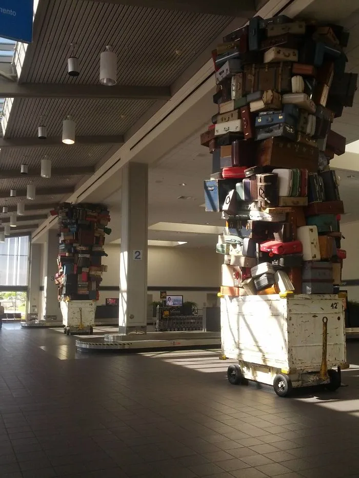 Las columnas en la zona de recogida de equipaje en el aeropuerto de Sacramento