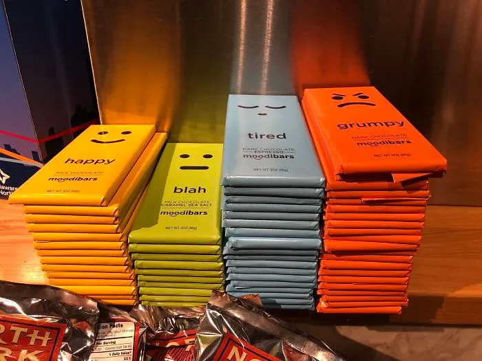 Esta pila de tabletas de chocolate sirve como gráfico para ver cómo se siente la gente en el aeropuerto