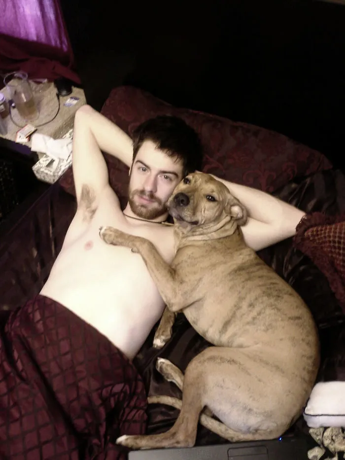 Vuelvo a la cama y esta perra me ha robado al novio