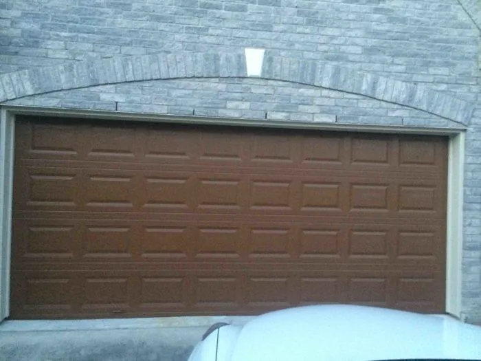 Pintaron la puerta del garaje para que pareciera madera, pero parece más una tableta de chocolate