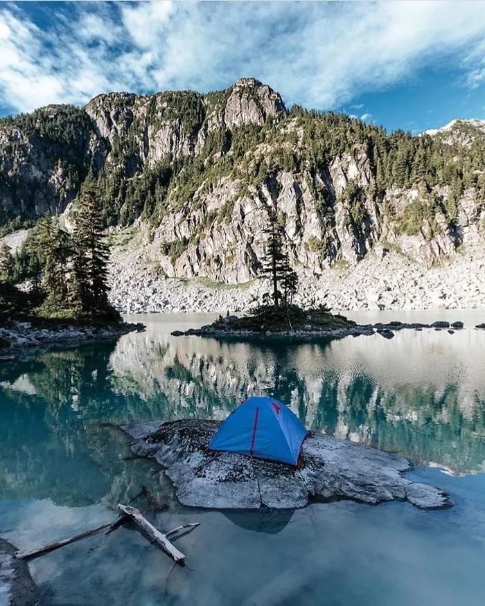 This Woman Makes Fun Of Campers Who Definitely "Did Not Sleep There"