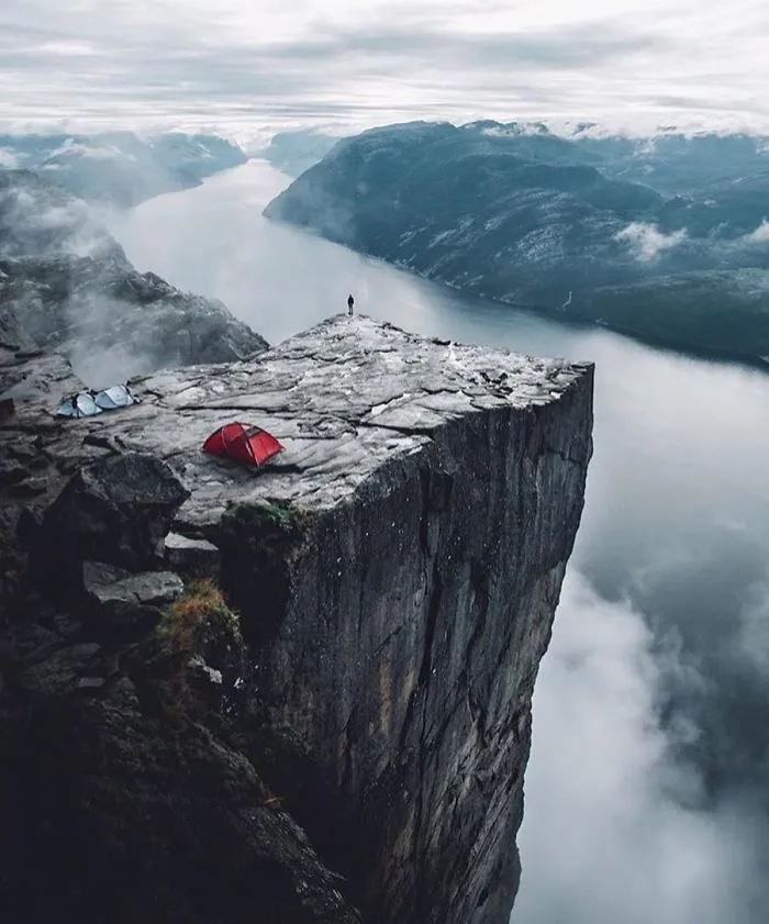 This Woman Makes Fun Of Campers Who Definitely "Did Not Sleep There"