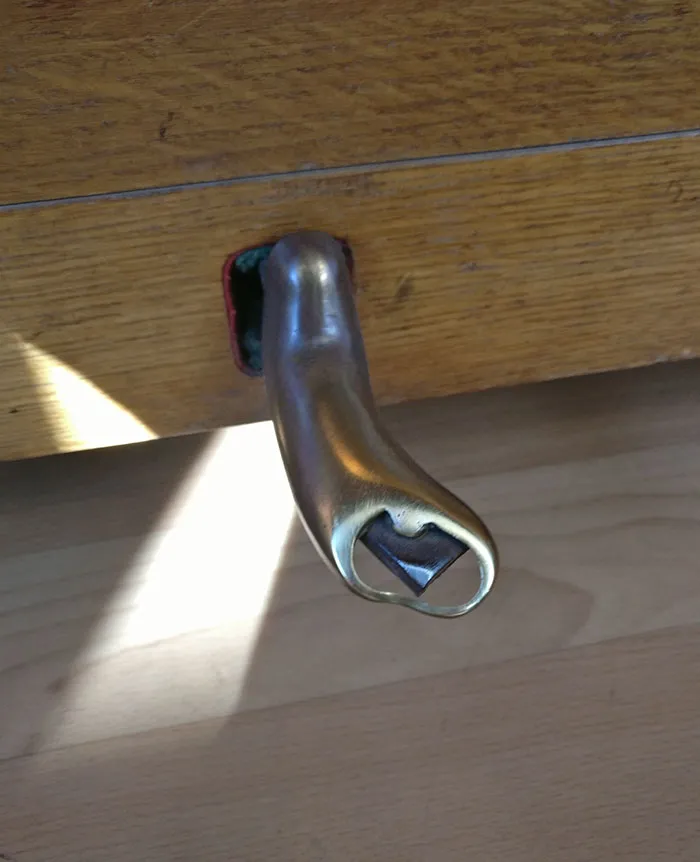 Viejo piano público con el pedal desgastado