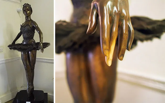 Estatua en la escuela de ballet de Londres. Las estudiantes tocan su dedo corazón para que les de suerte
