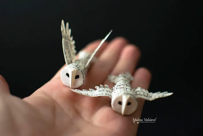 Hago miniaturas de papel reciclando libros viejos