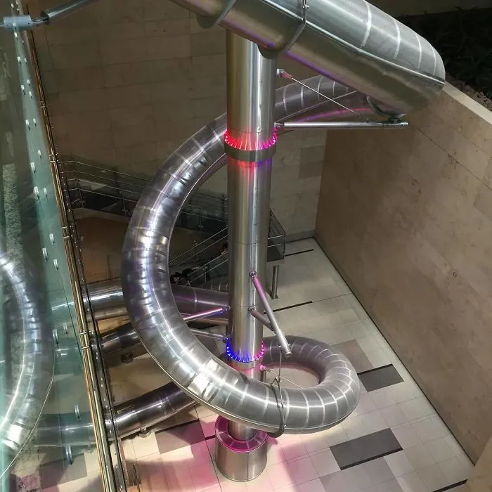 Tobogán espacial en el aeropuerto de Singapur