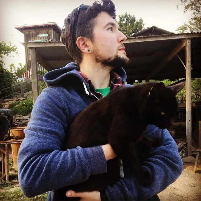 I Can't Have A Cat, So I Cuddle And Take A Pic With Every Cat I Meet
