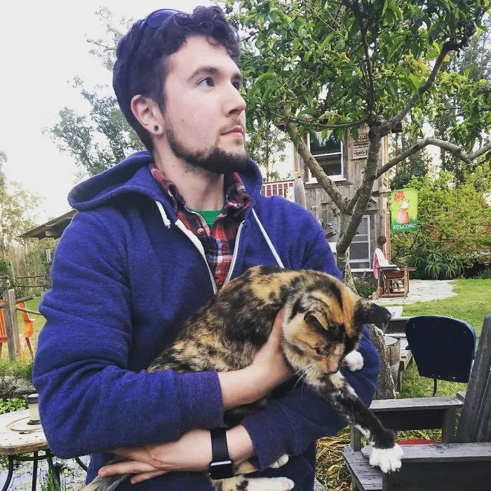 I Can't Have A Cat, So I Cuddle And Take A Pic With Every Cat I Meet