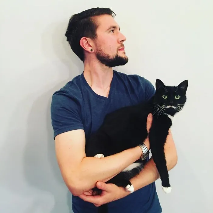 I Can't Have A Cat, So I Cuddle And Take A Pic With Every Cat I Meet