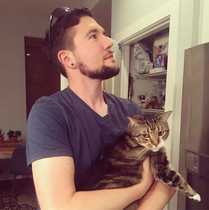 I Can't Have A Cat, So I Cuddle And Take A Pic With Every Cat I Meet