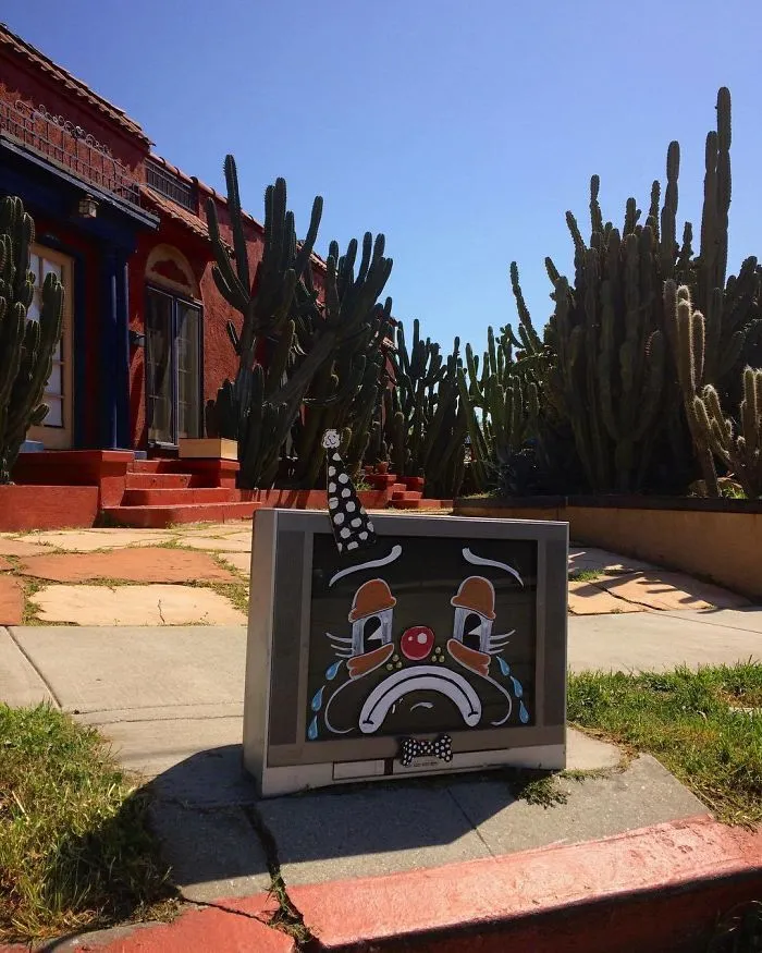Artist Shows The Sorrow Of Thrown Away Objects He Finds In The Streets By Drawing Sad Clown Faces On Them