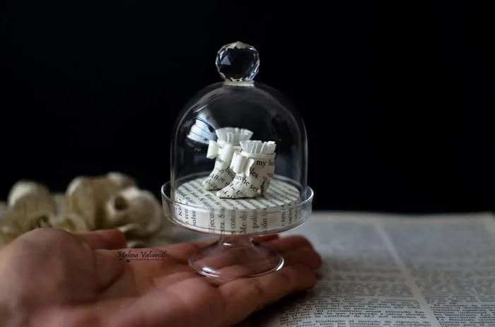 Hago miniaturas de papel reciclando libros viejos