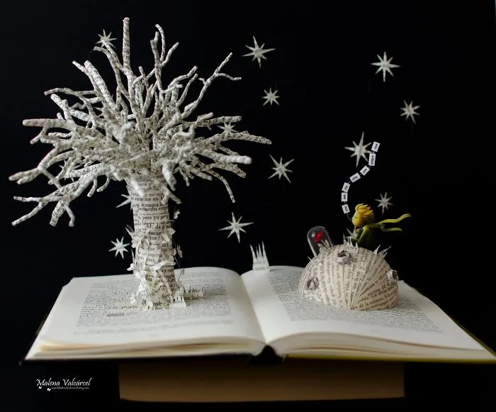 Hago miniaturas de papel reciclando libros viejos