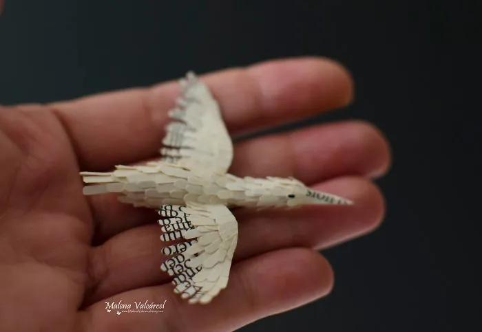 Hago miniaturas de papel reciclando libros viejos