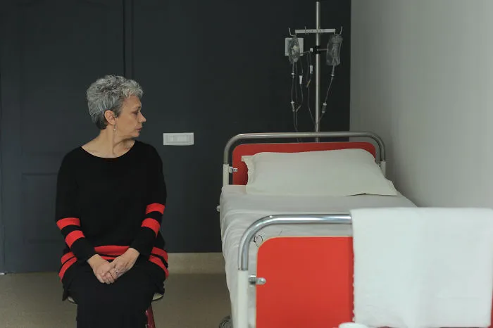Video: This Will Make You Cry! The Parents Of Romanian Children  Suffering From Cancer „live” On A Hospital Chair For Months