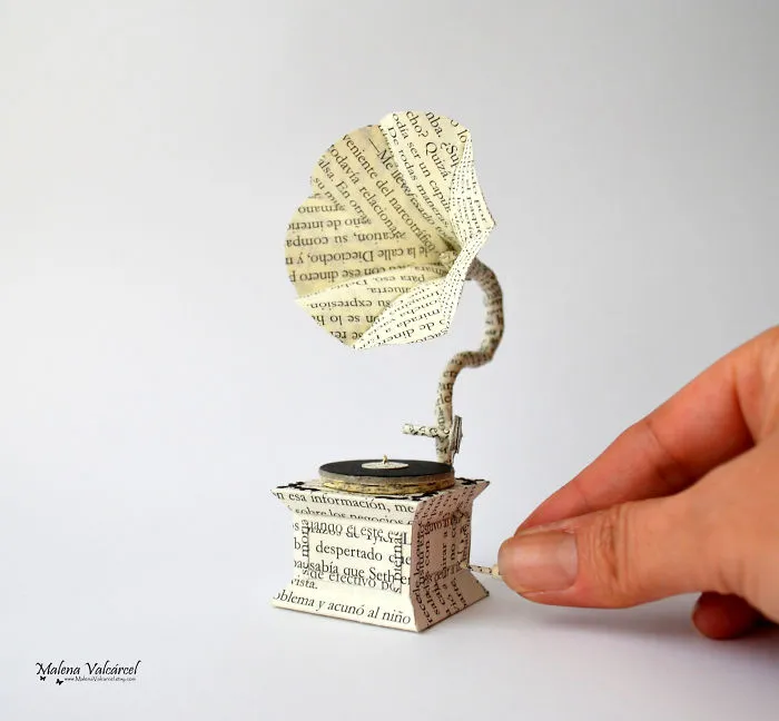 Hago miniaturas de papel reciclando libros viejos