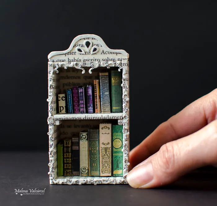 Hago miniaturas de papel reciclando libros viejos