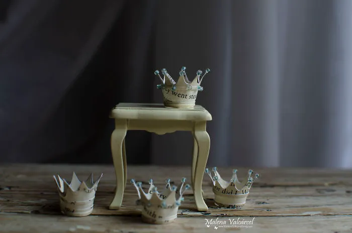 Hago miniaturas de papel reciclando libros viejos