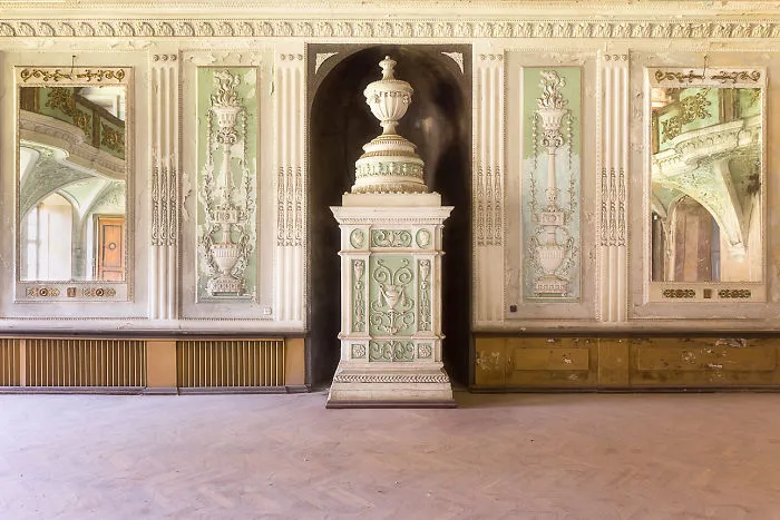 I Photographed A Beautiful Abandoned Palace In Poland
