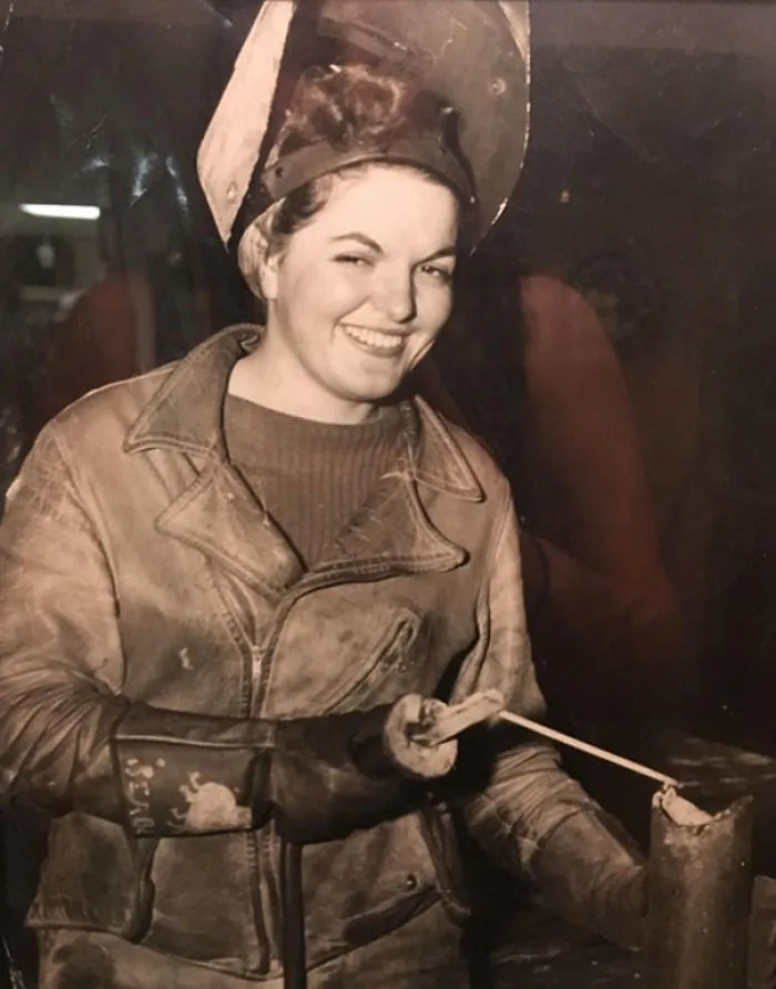 Mi Bisabuela Trabajando De Soldadora Durante La Segunda Guerra Mundial