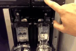 Así te sirven cerveza en la sala de espera de un aeropuerto japonés
