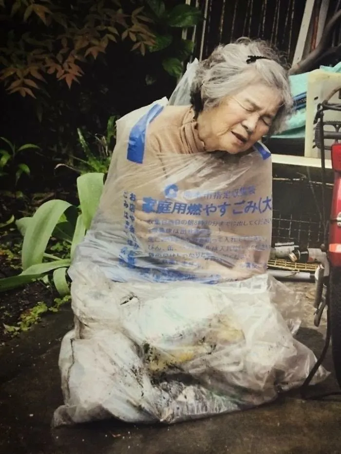 Abuela japonesa de 89 años descubre la fotografía y no puede dejar de hacerse divertidos autorretratos