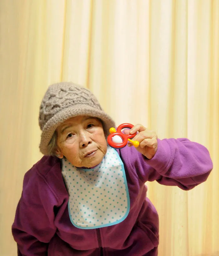Abuela japonesa de 89 años descubre la fotografía y no puede dejar de hacerse divertidos autorretratos