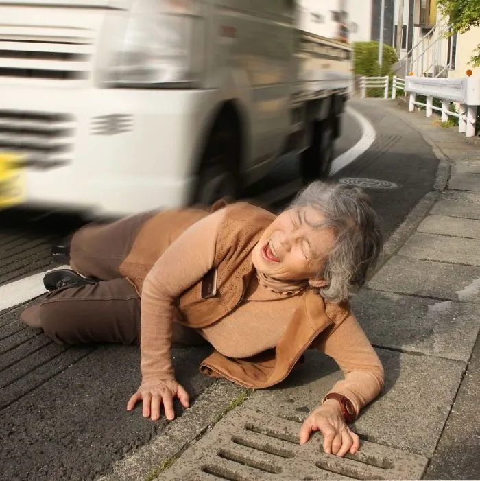 Abuela japonesa de 89 años descubre la fotografía y no puede dejar de hacerse divertidos autorretratos