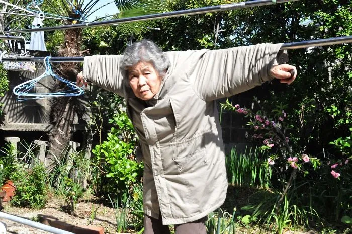 Abuela japonesa de 89 años descubre la fotografía y no puede dejar de hacerse divertidos autorretratos