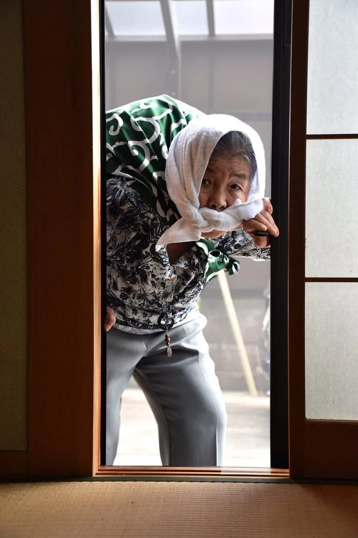 Abuela japonesa de 89 años descubre la fotografía y no puede dejar de hacerse divertidos autorretratos
