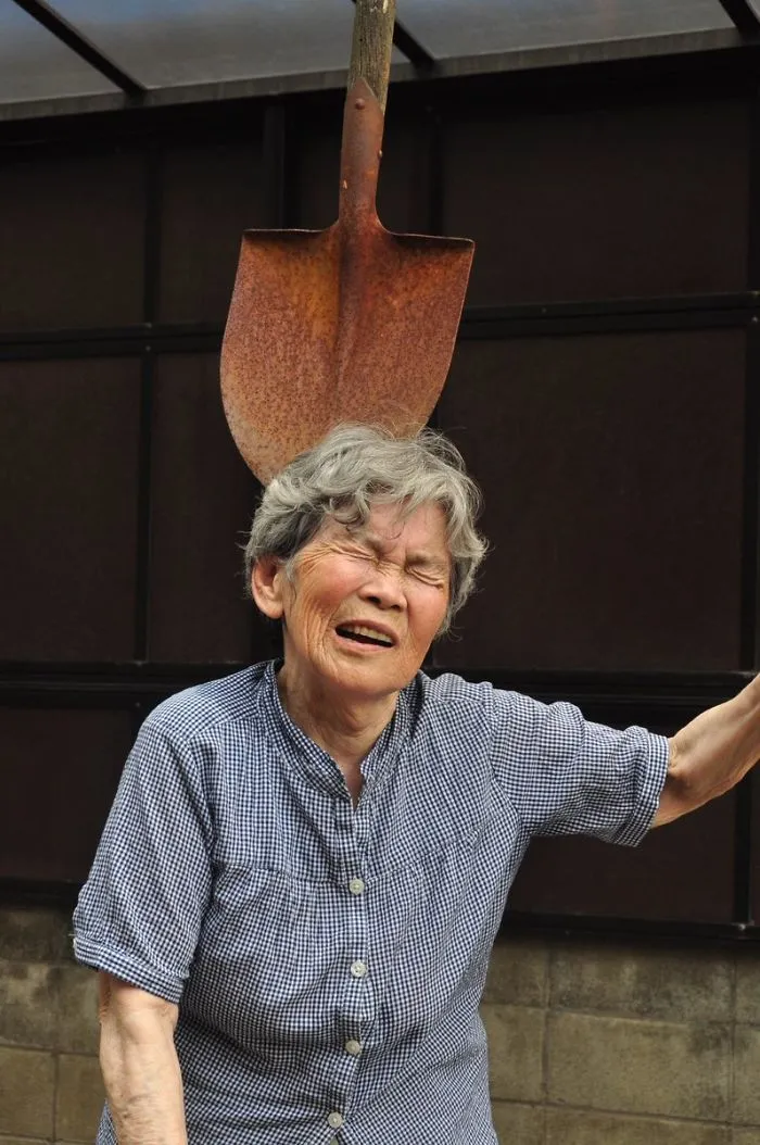 Abuela japonesa de 89 años descubre la fotografía y no puede dejar de hacerse divertidos autorretratos