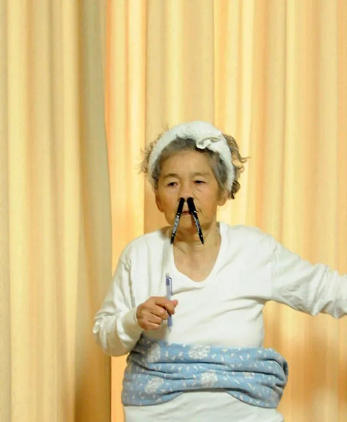 Abuela japonesa de 89 años descubre la fotografía y no puede dejar de hacerse divertidos autorretratos