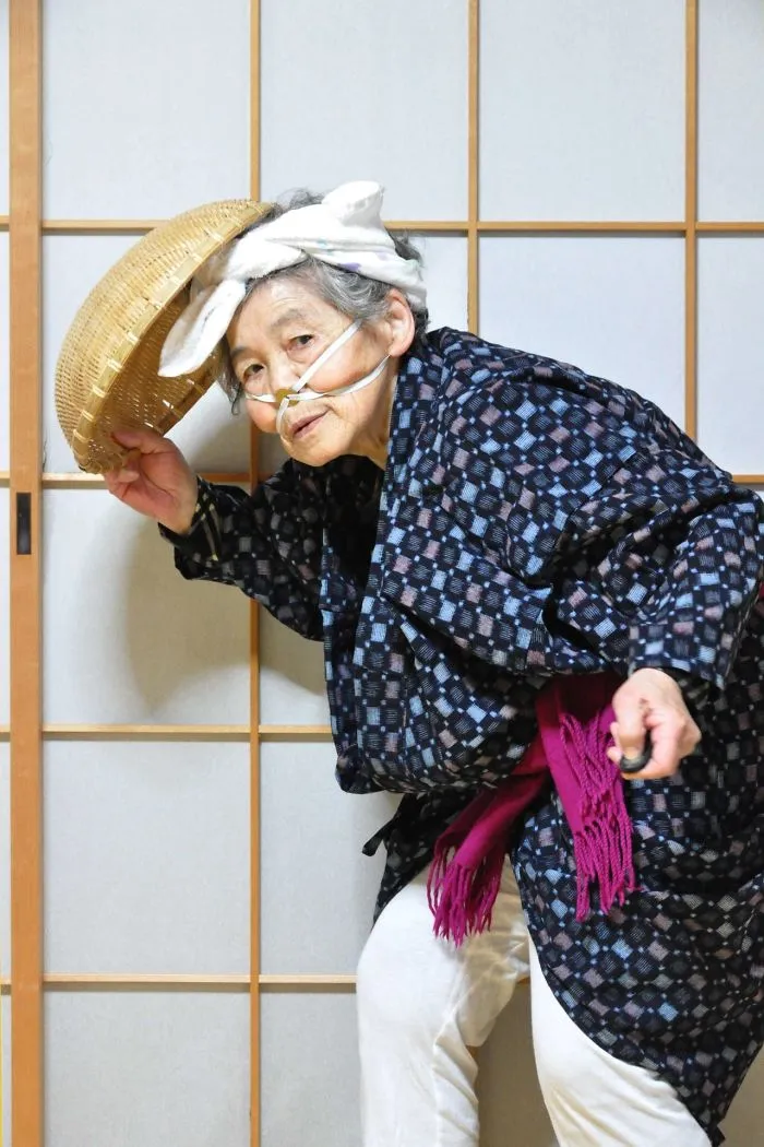 Abuela japonesa de 89 años descubre la fotografía y no puede dejar de hacerse divertidos autorretratos