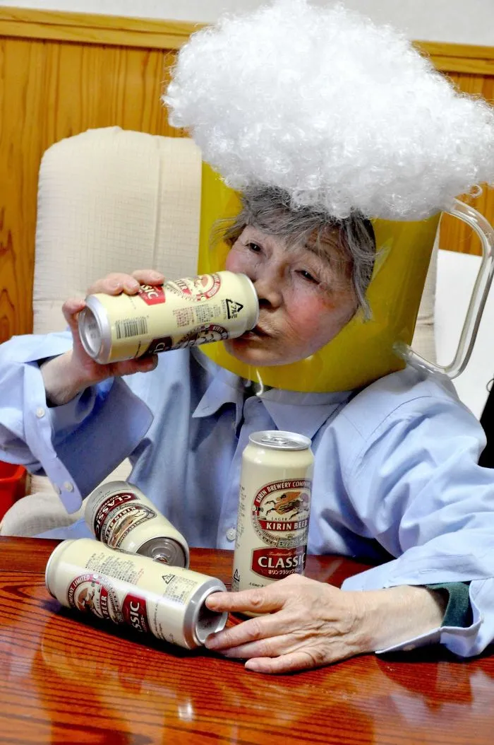 Abuela japonesa de 89 años descubre la fotografía y no puede dejar de hacerse divertidos autorretratos