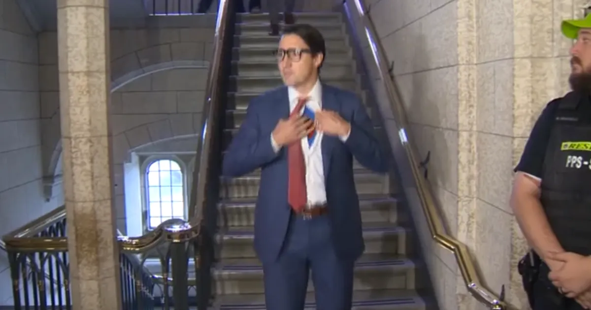 Justin Trudeau se abre la camisa y confirma lo que siempre pensamos que era
