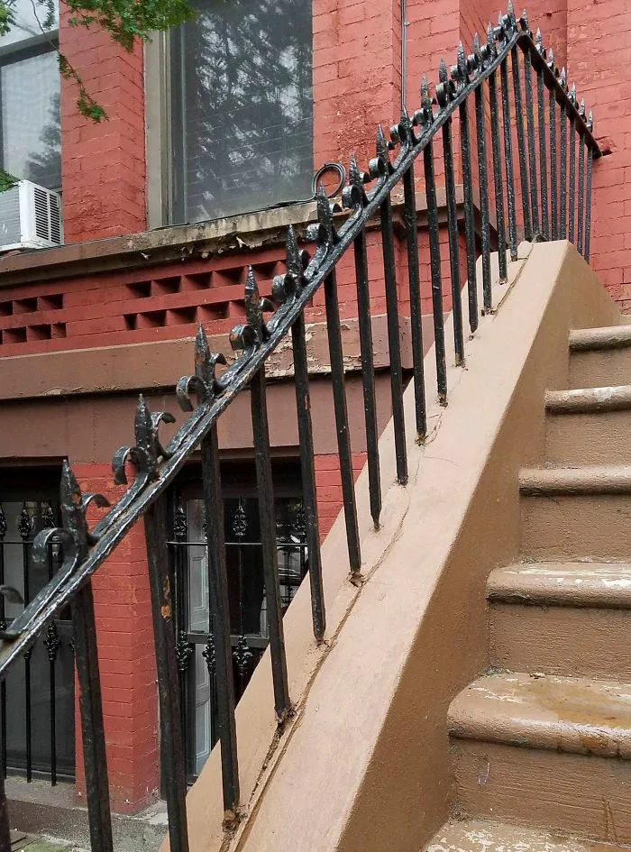 Si te resbalas en las escaleras, siempre puedes atravesarte la mano con la barandilla para no caer