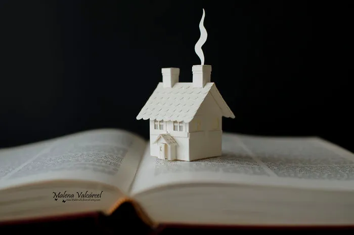 Hago miniaturas de papel reciclando libros viejos