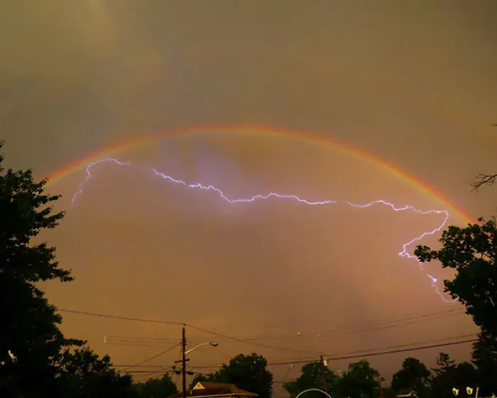 Rayo rebotando en un arco iris doble
