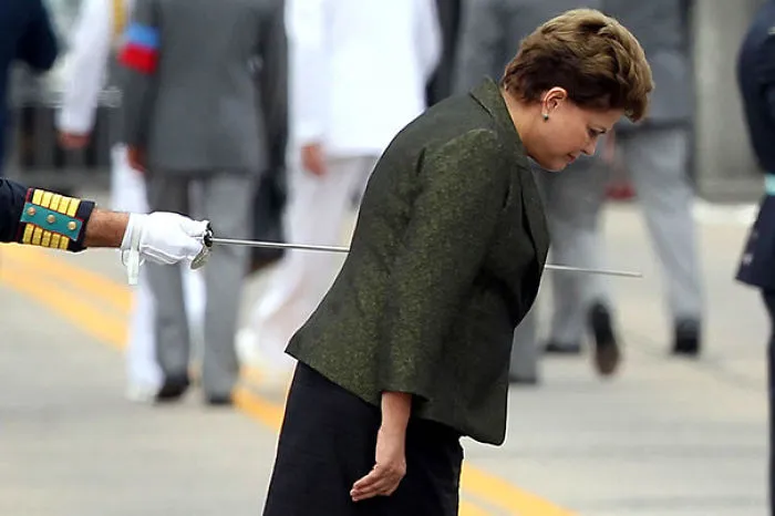 Parece que están apuñalando a Dilma Rousseff