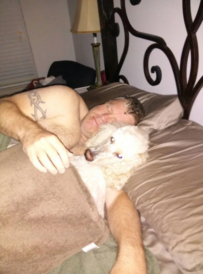 Sí, yo también encontre a mi marido con una perra en la cama