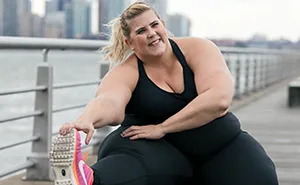 Esta modelo de talla grande fue avergonzada por su peso tras sus fotos en ropa deportiva, y la marca la defendió