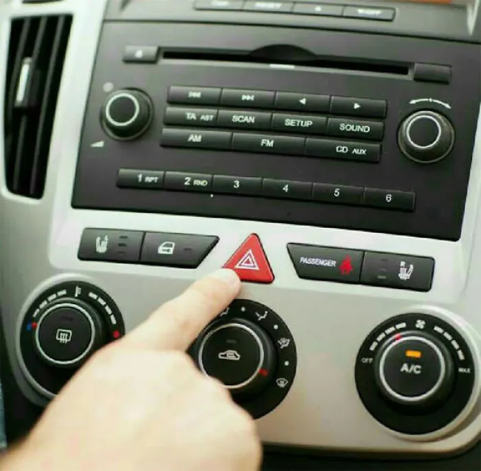 ¿Problemas Para Encontrar Dónde Aparcar? Enciende Las Luces De Emergencia Para Hacerte Inmune A Las Normas De Tráfico Y Después Aparca Donde Quieras