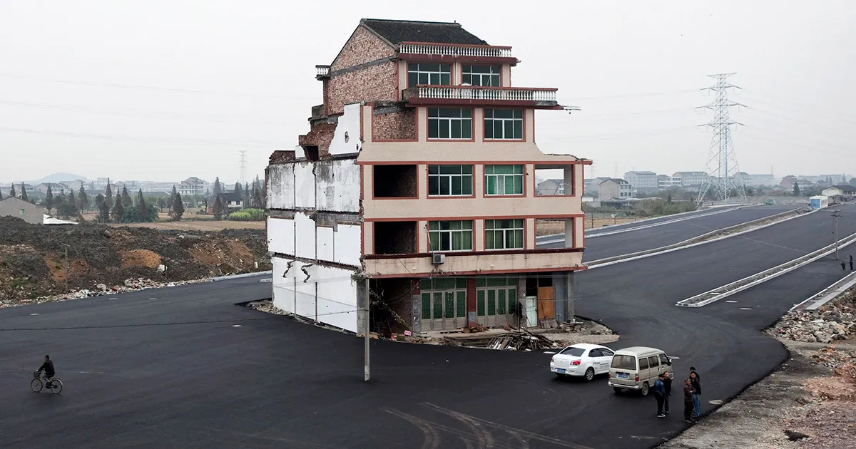 35 Times Stubborn Homeowners Refused To Move, And Faced Unexpected Consequences