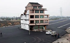 35 Times Stubborn Homeowners Refused To Move, And Faced Unexpected Consequences