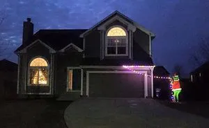 24 Times People Were So Lazy To Decorate For Christmas, They Came Up With The Most Genius Ideas