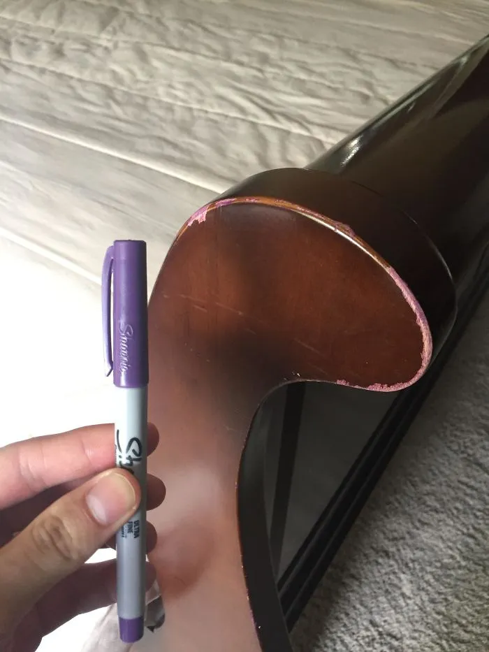 Mi abuelo se puso a arreglarnos los muebles con este rotulador "marrón"